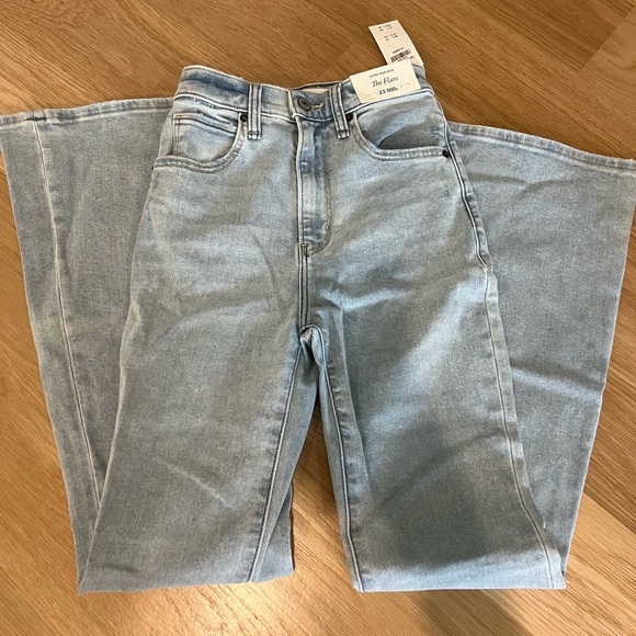NWT Abercrombie & Fitch Ultra High Rise The Flare Jeans - Picture 1 of 2